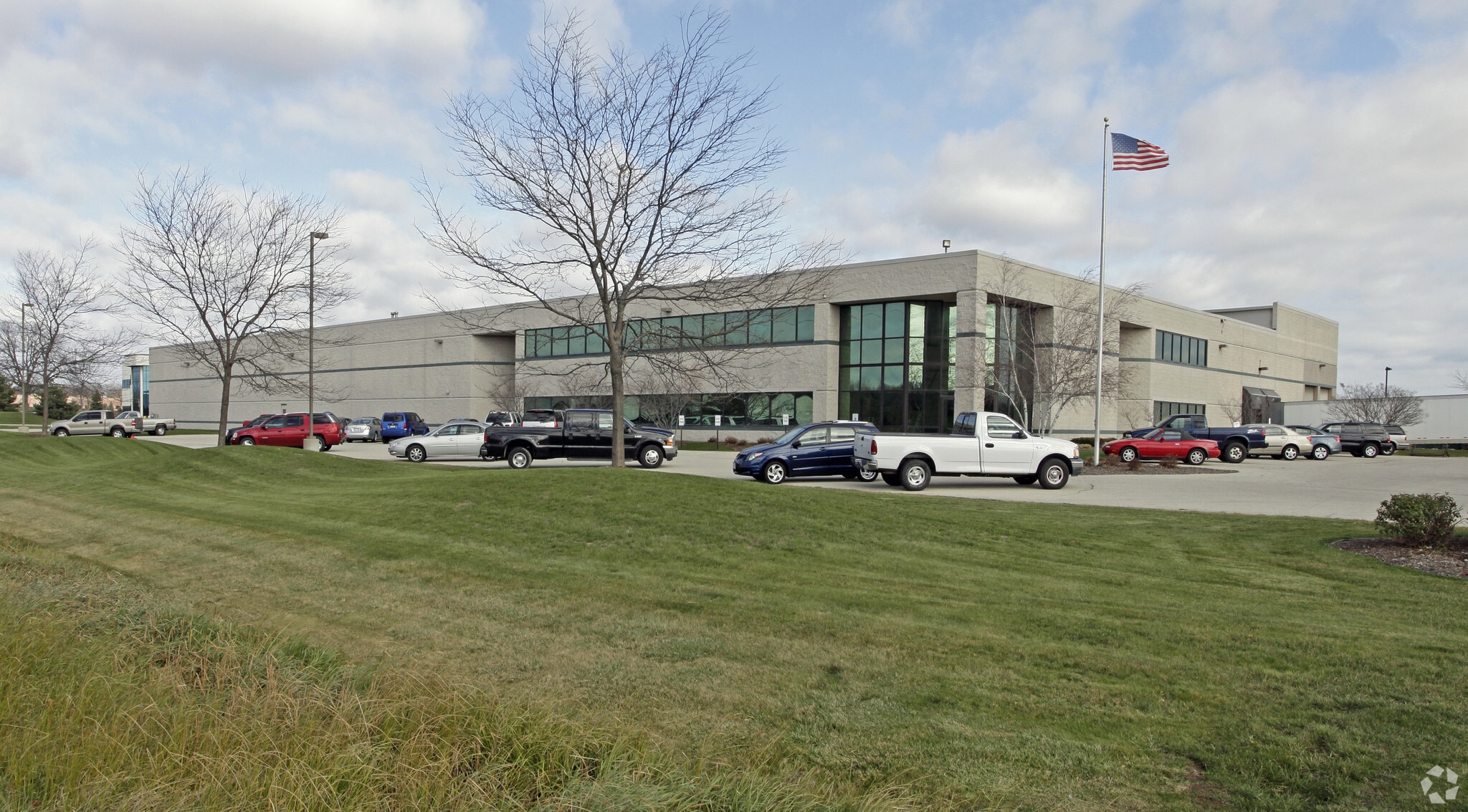300 N Dekora Woods Blvd, Saukville, WI for lease Primary Photo- Image 1 of 4