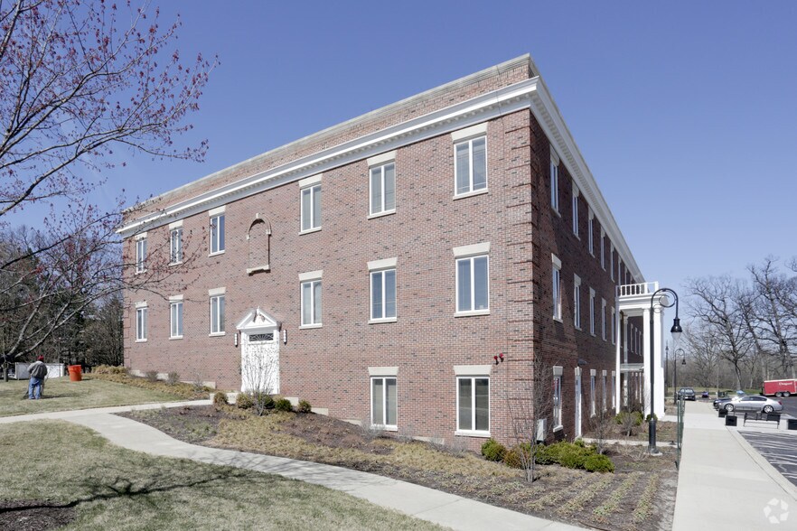 12 Salt Creek Ln, Hinsdale, IL à louer - Photo du bâtiment - Image 2 de 5