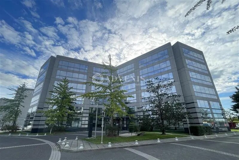 Office in Tremblay-en-France for lease - Building Photo - Image 1 of 12