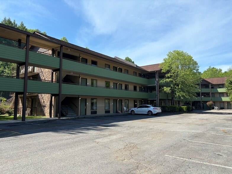 4010 Parkway, Pigeon Forge, TN for sale - Building Photo - Image 3 of 10