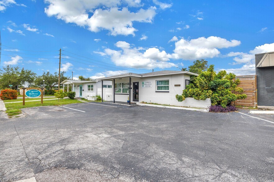 563 49th St S, Saint Petersburg, FL à vendre - Photo du bâtiment - Image 2 de 31