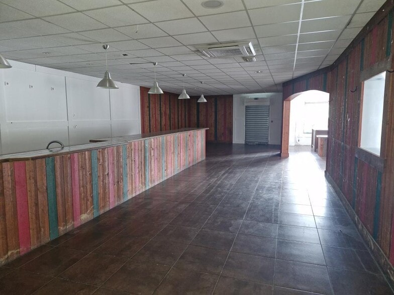 Retail in Limoges for lease - Interior Photo - Image 2 of 8