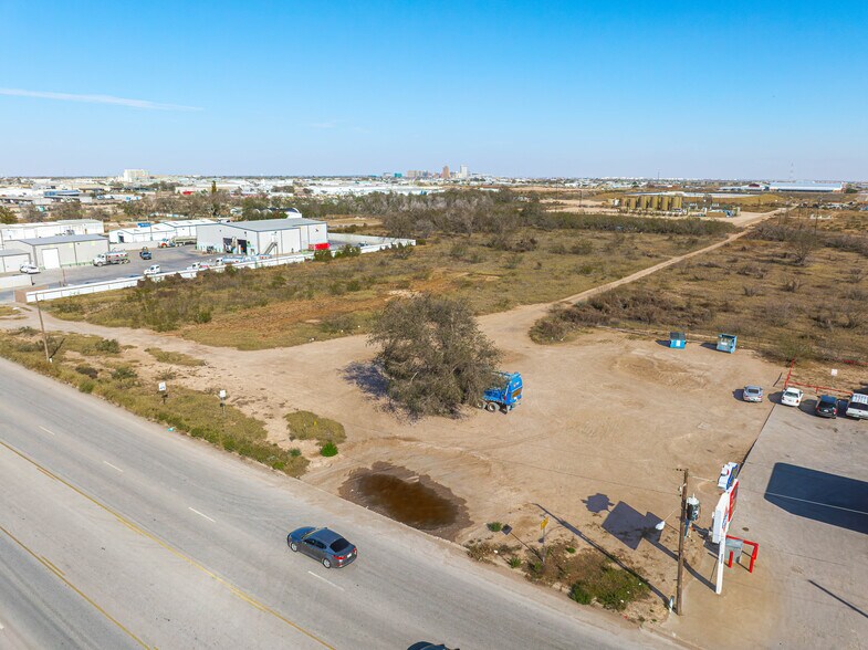 2211 Midkiff rd, Midland, TX à vendre - Photo du bâtiment - Image 2 de 12