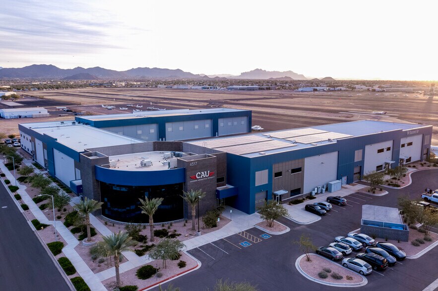 4520 E Mallory Cir, Mesa, AZ à louer - Photo du bâtiment - Image 2 de 4