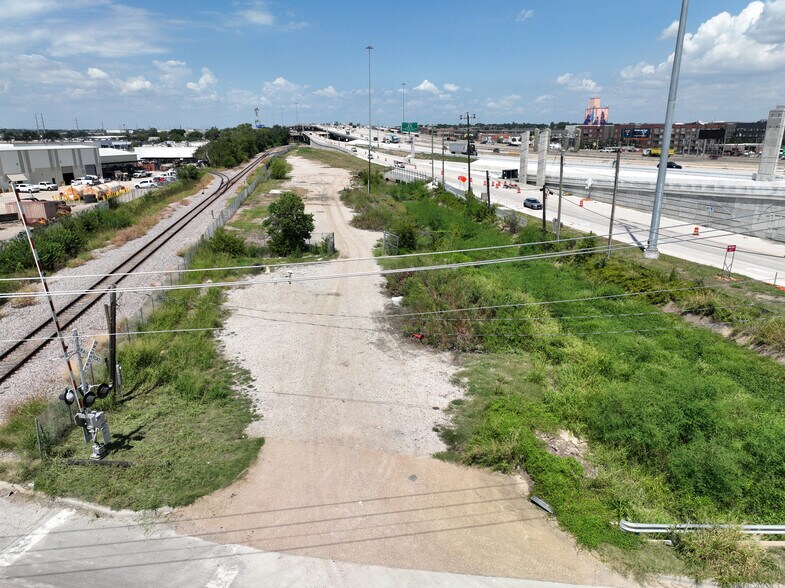 900 W Crosby Rd, Carrollton, TX à louer - Aérien - Image 2 de 3