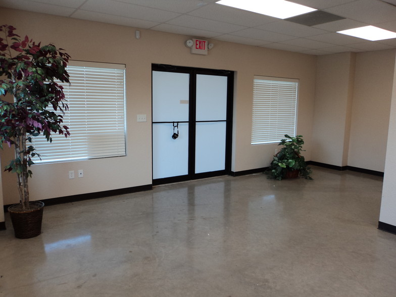 2901 Glen Rose Hwy, Granbury, TX for lease - Interior Photo - Image 2 of 19