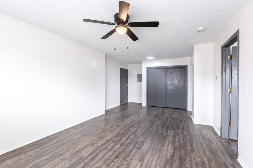 7110-7122 Jones Cir, Omaha, NE for sale - Interior Photo - Image 3 of 8