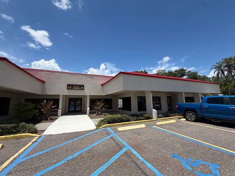 5015 W Waters Ave, Tampa, FL à louer - Photo du bâtiment - Image 2 de 5