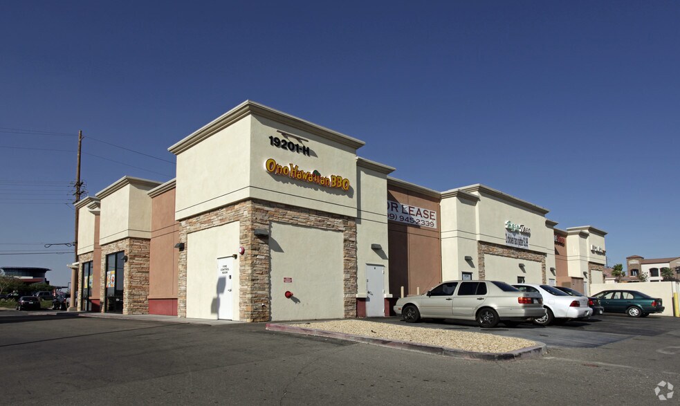 19201 Bear Valley Rd, Apple Valley, CA à louer - Photo du bâtiment - Image 2 de 5