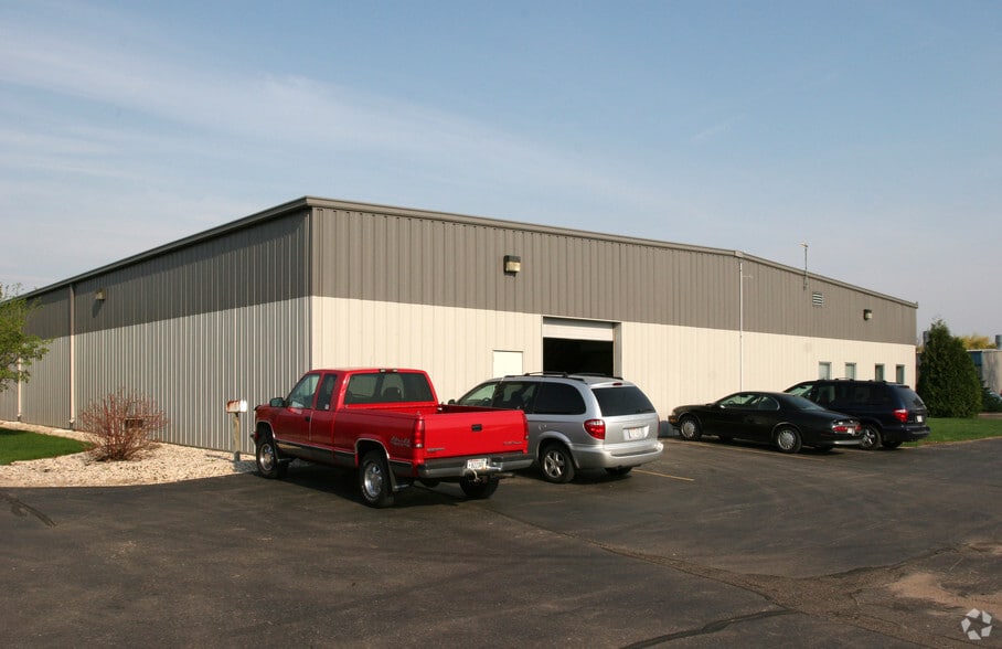 2211-2219 Eagle Dr, Middleton, WI for lease - Building Photo - Image 2 of 9