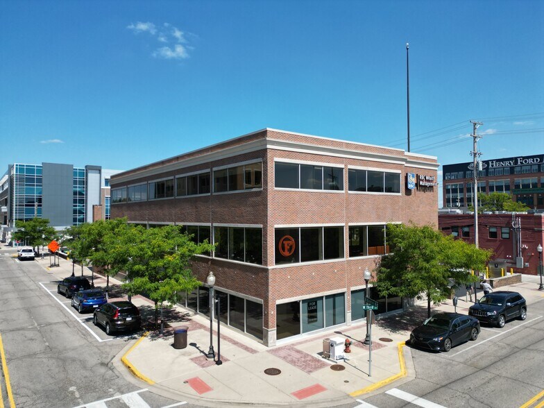215 S Center St, Royal Oak, MI à louer - Photo du bâtiment - Image 1 de 7