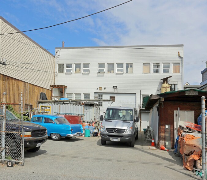 247 E 1st St, North Vancouver, BC for lease - Building Photo - Image 2 of 3