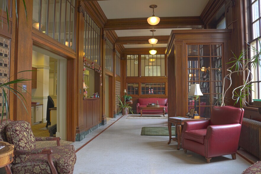 100 W 2nd St, The Dalles, OR à louer - Photo du bâtiment - Image 3 de 5