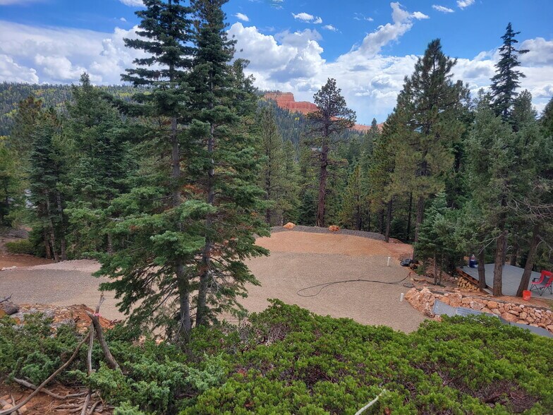 1395 Canyon Breeze Dr, Duck Creek Village, UT à vendre - Photo du bâtiment - Image 2 de 11