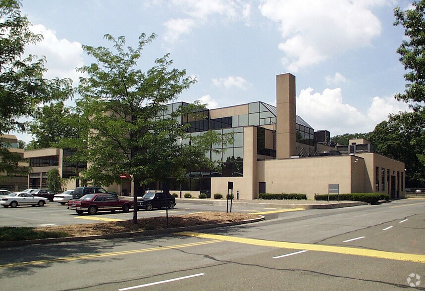 12 Omega Dr, Stamford, CT for lease - Building Photo - Image 2 of 9