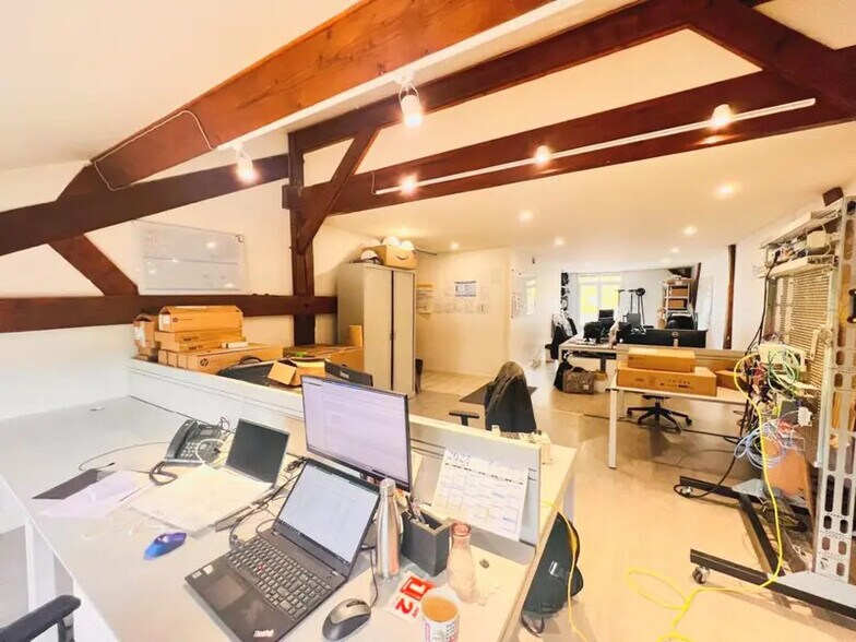 Office in Plaisir for lease - Interior Photo - Image 2 of 11
