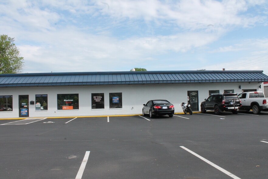 851 W Elk Ave, Elizabethton, TN for lease - Building Photo - Image 2 of 4