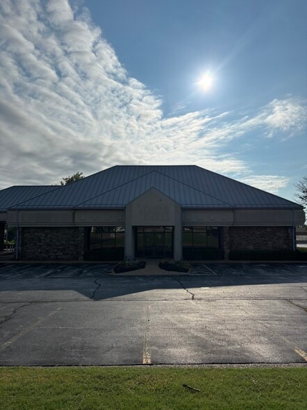 307 N Walton Blvd, Bentonville, AR for lease - Building Photo - Image 3 of 18