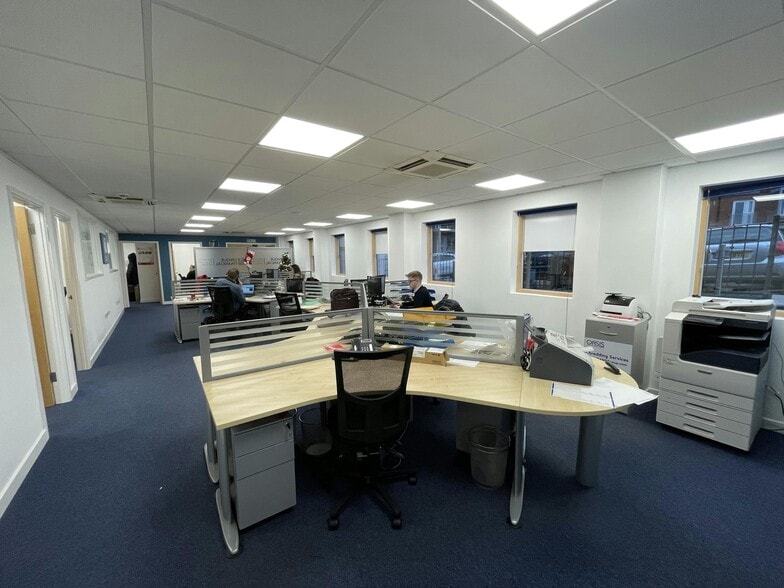 Macaulay Rd, Broadstone for lease - Interior Photo - Image 3 of 11