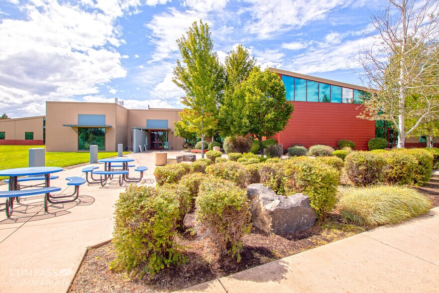 2999 SW 6th St, Redmond, OR à louer - Photo du bâtiment - Image 2 de 40