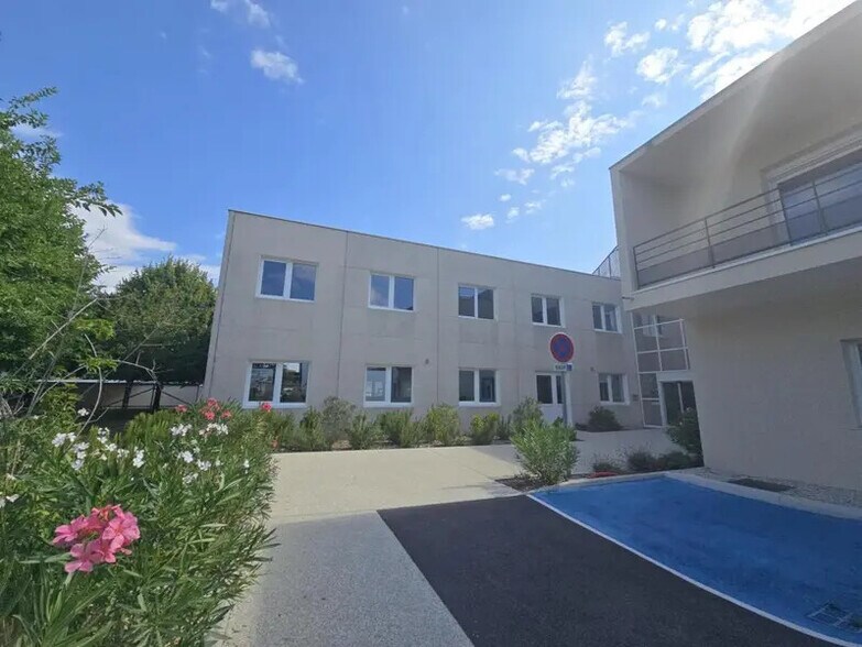 22 Rue Du 35Eme Regiment D'Aviation, Bron à vendre - Photo du bâtiment - Image 2 de 10