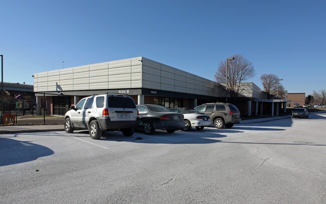 Plus de détails pour 10450 Hickman Mills Dr, Kansas City, MO - Commerce de détail à louer