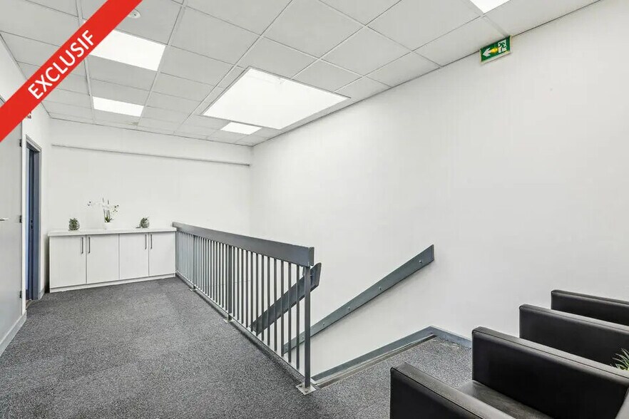 Flex in Lisses for lease - Interior Photo - Image 2 of 5