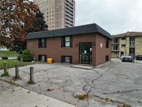 5 Hickory St E, Waterloo, ON à louer Photo du bâtiment- Image 2 de 4