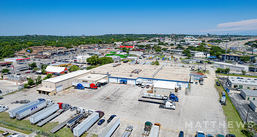 302 Spencer Ln, San Antonio, TX for sale - Building Photo - Image 1 of 4