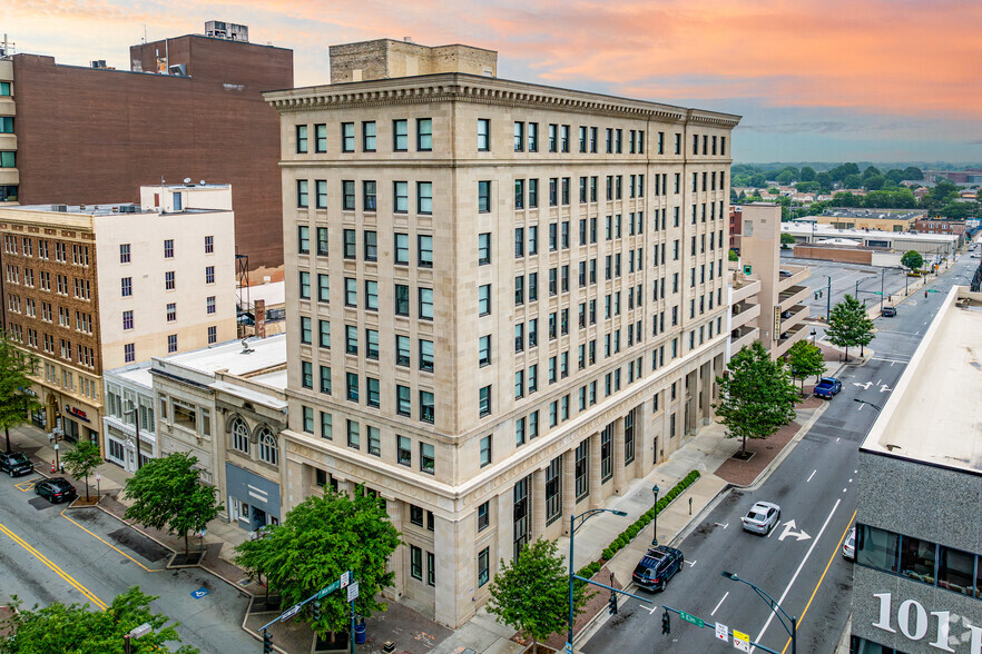 100-102 N Elm St, Greensboro, NC à vendre - Photo principale - Image 1 de 1