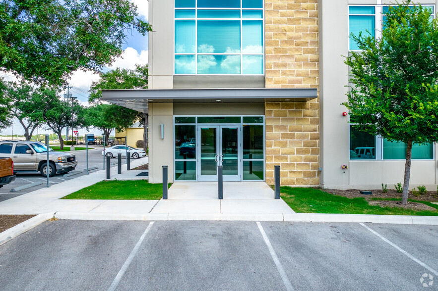 2714 N Loop 1604 E, San Antonio, TX à louer - Photo du bâtiment - Image 2 de 24