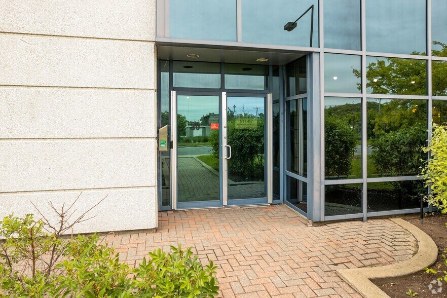 30 Rue Montrose, Dollard-des-Ormeaux, QC à vendre - Photo du bâtiment - Image 3 de 4