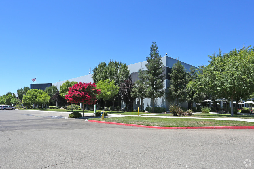 300 W Pontiac Way, Clovis, CA for sale - Building Photo - Image 1 of 1