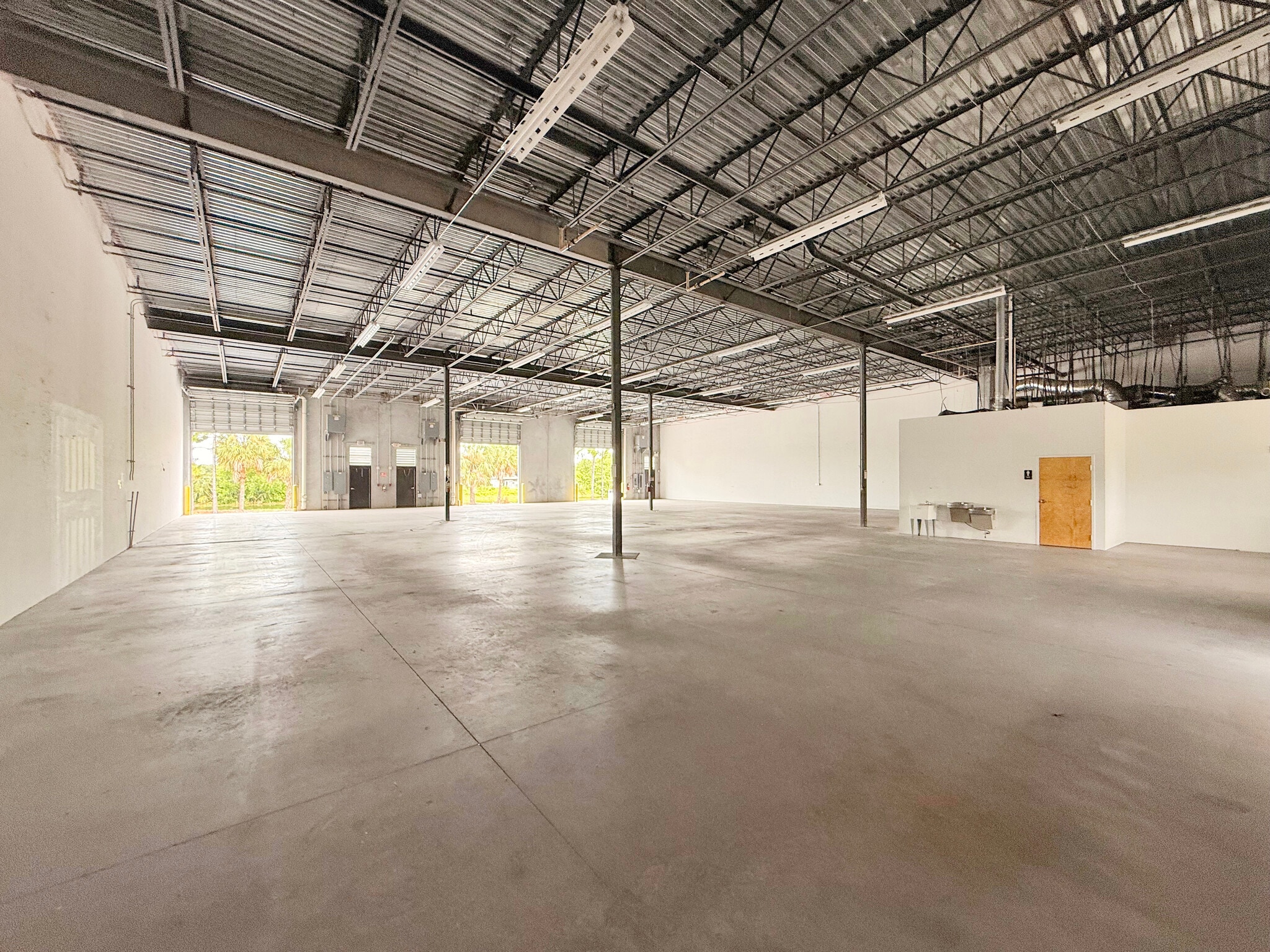 911 E Industrial Cir, Cape Coral, FL for lease Interior Photo- Image 1 of 7