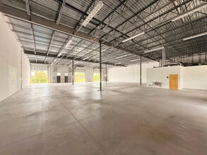 911 E Industrial Cir, Cape Coral, FL for lease Interior Photo- Image 1 of 7