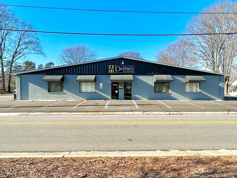735 S Broad St, Mooresville, NC à louer - Photo principale - Image 1 de 18