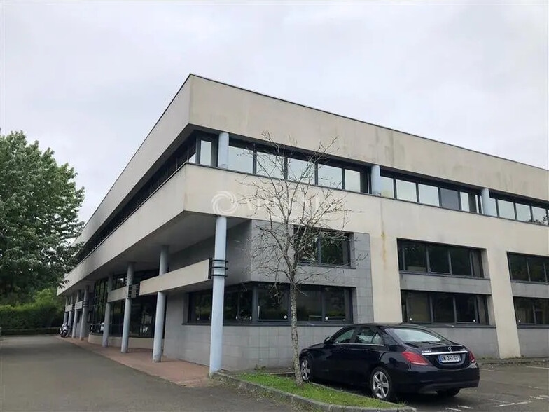 Office in Plaisir for lease - Building Photo - Image 2 of 5