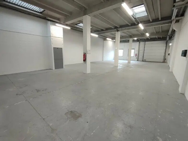 Industrial in Saint-Quentin-Fallavier for sale - Interior Photo - Image 2 of 24