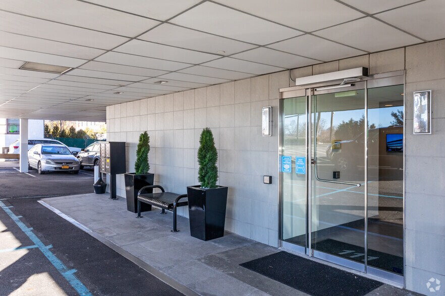 111 S Ridge St, Rye Town, NY à vendre - Photo du bâtiment - Image 3 de 4