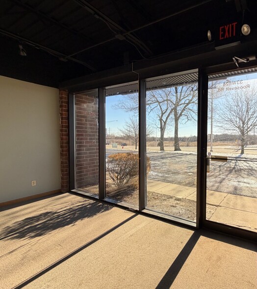 33W624 Roosevelt Rd, Geneva, IL à louer - Photo intérieure - Image 3 de 5