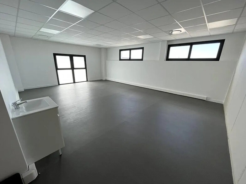 Office in Istres for lease - Interior Photo - Image 1 of 5