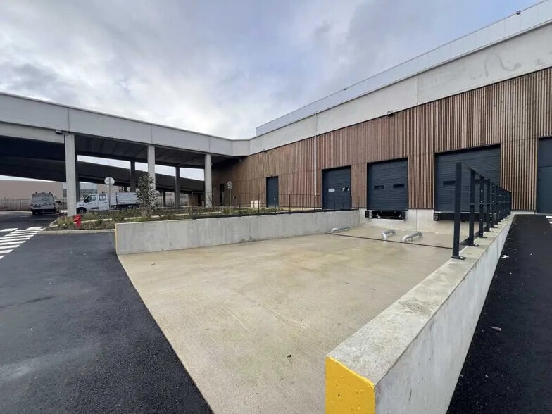 Flex in Tremblay-en-France for lease - Building Photo - Image 1 of 12