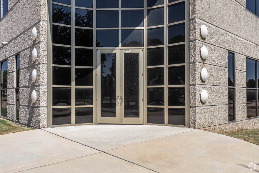 675 S Royal Ln, Coppell, TX à louer - Photo du bâtiment - Image 2 de 4