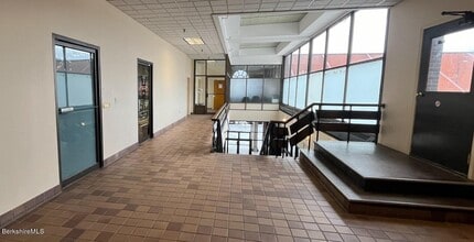 81 Main St, North Adams, MA à louer Photo intérieure- Image 2 de 3