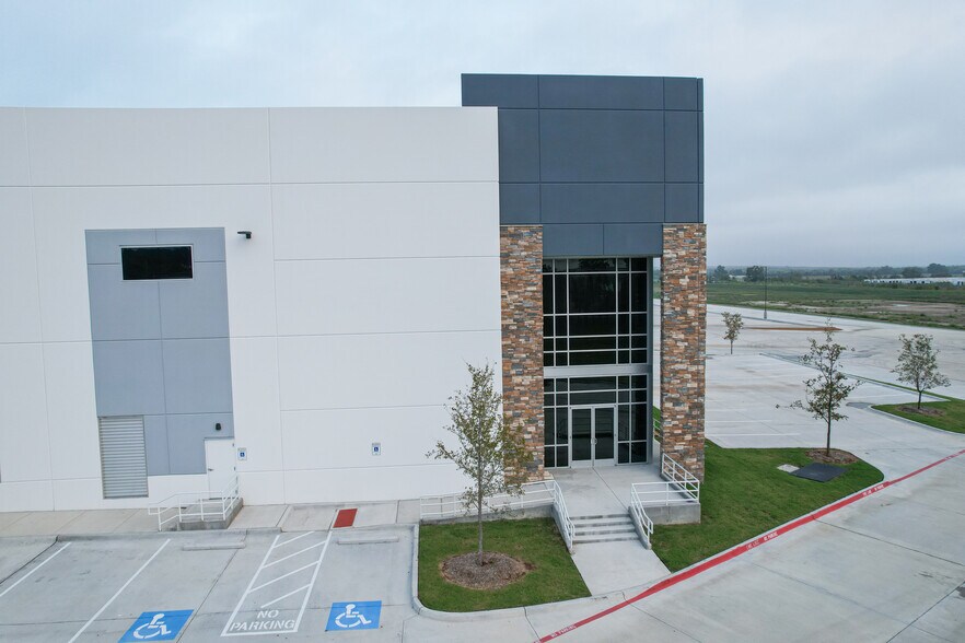 950 N IH-45, Hutchins, TX à louer - Photo du bâtiment - Image 2 de 111