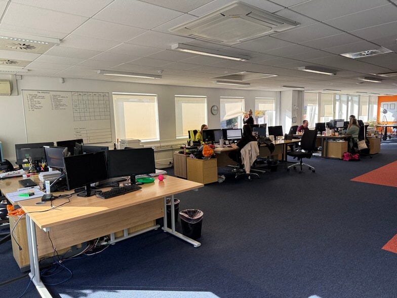 40-52 The Broadway, Crawley for lease - Building Photo - Image 3 of 23