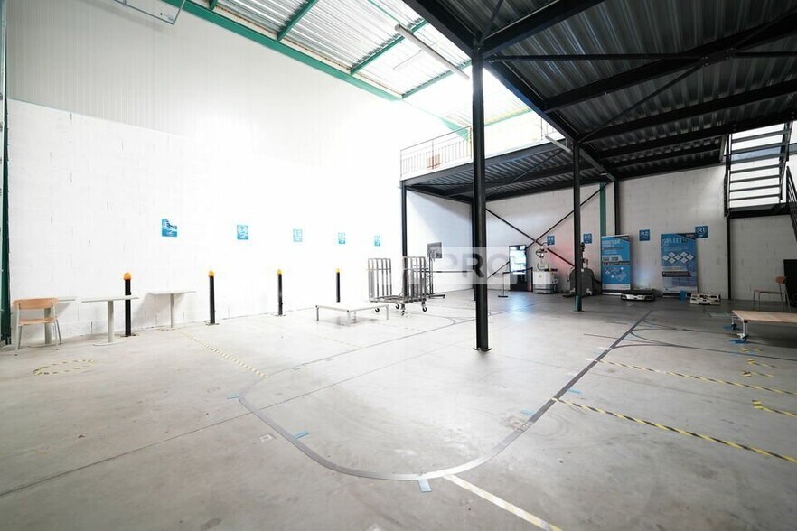 Flex in Millery for lease - Interior Photo - Image 2 of 12