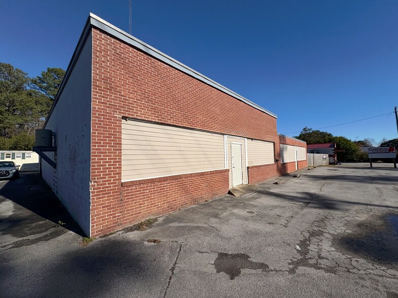 1836 Gum Branch Rd, Jacksonville, NC à louer - Photo du bâtiment - Image 2 de 8