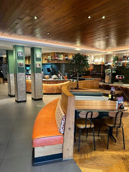 1-5 Bond St, London for sale - Interior Photo - Image 2 of 6