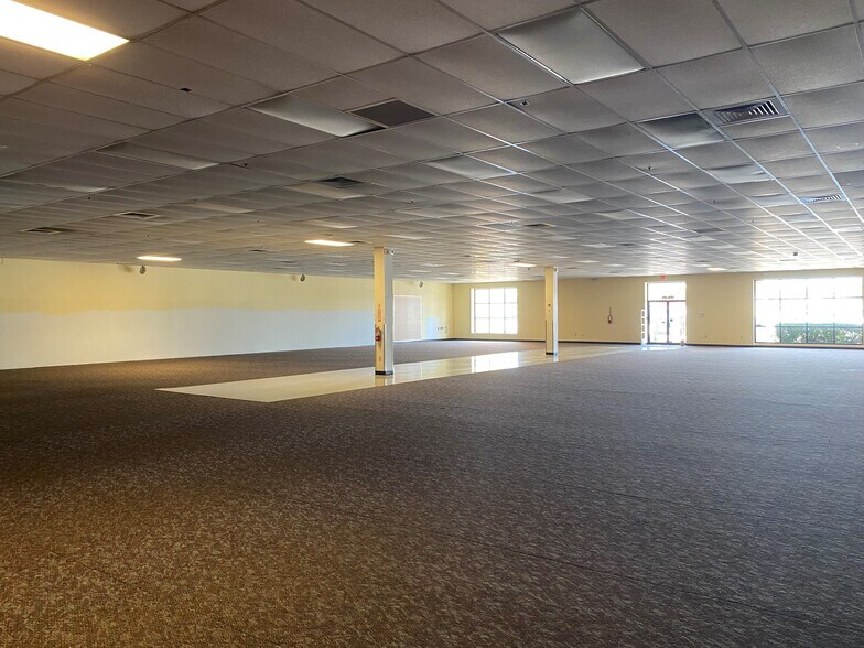 3035 N Rock Rd, Wichita, KS for lease - Interior Photo - Image 2 of 3